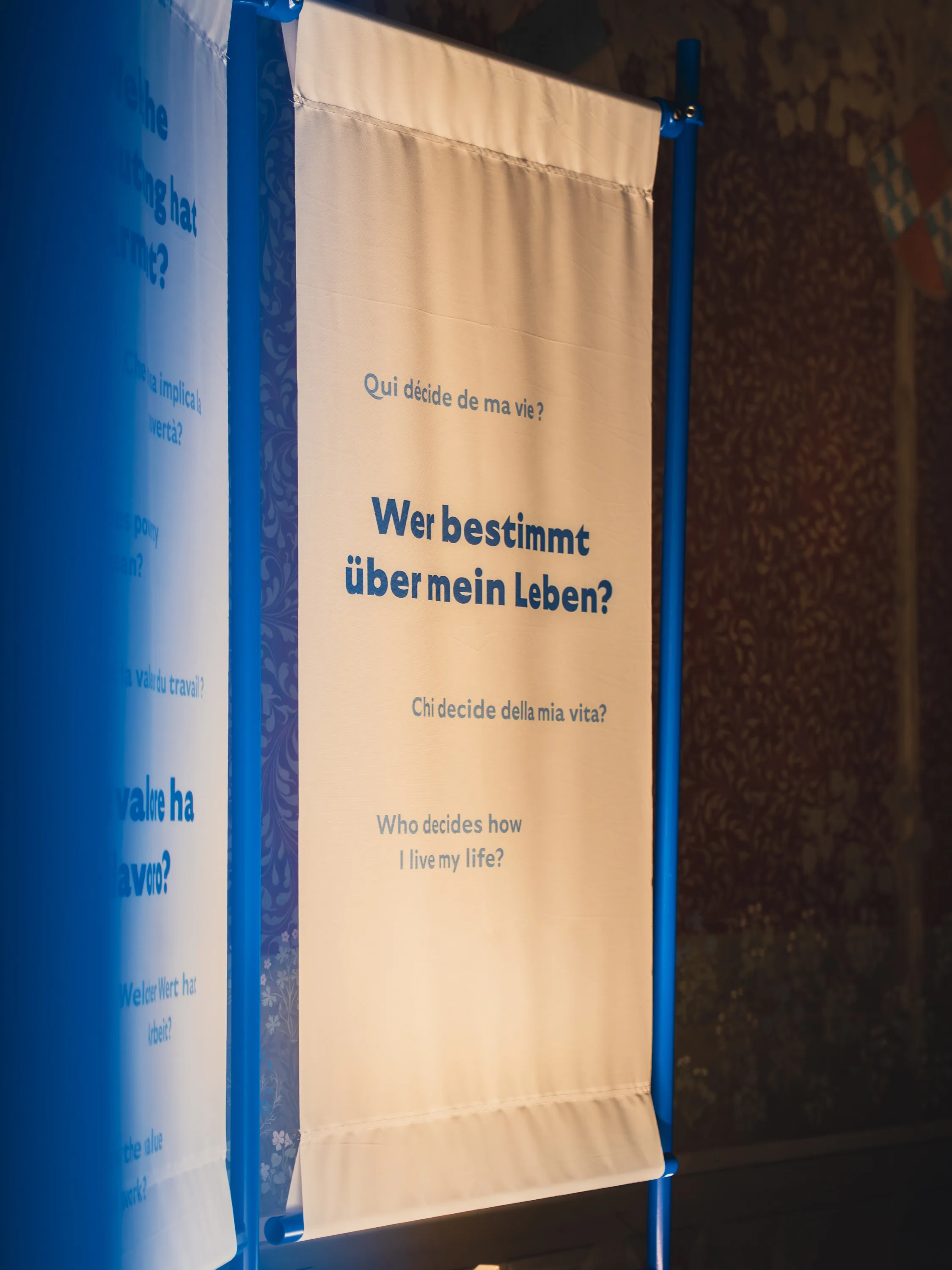 Plakat mit Aufschrift Wer bestimmt über mein Leben