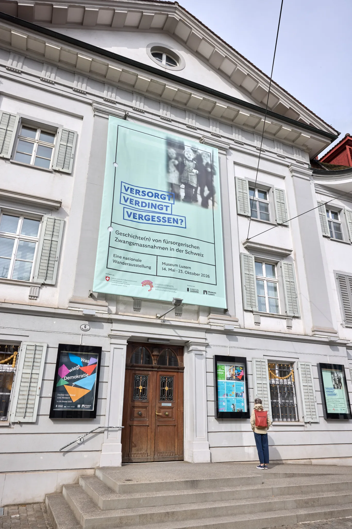 Fotografie Eingang Museum Luzern mit Ausstellungsplakat