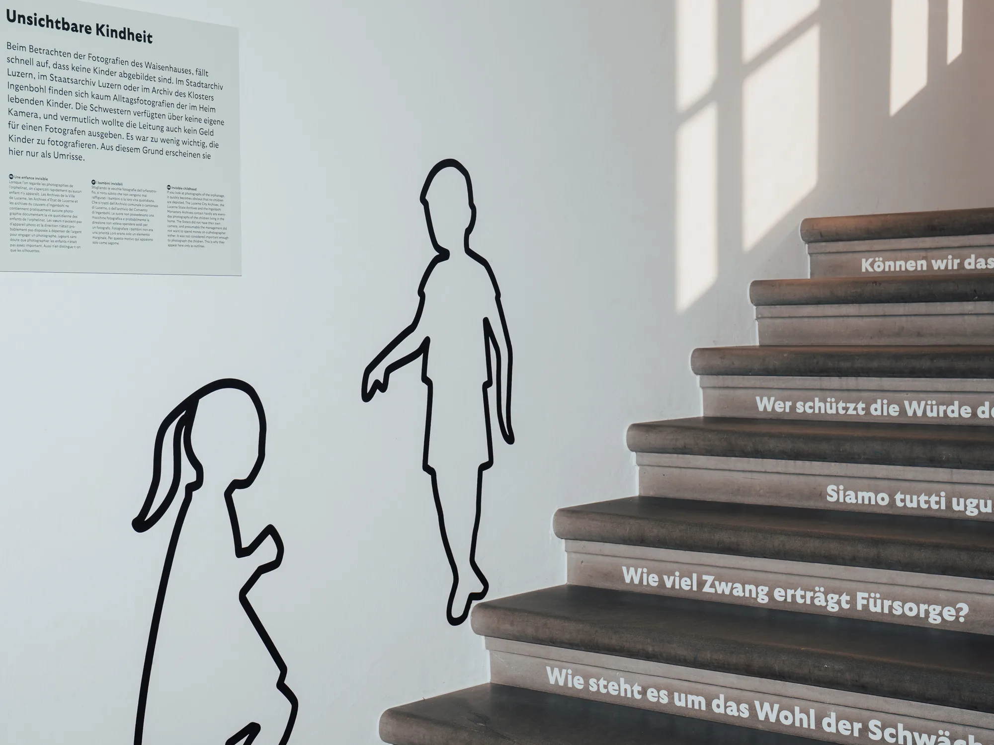 Treppe im Museum Luzern mit Beschriftungen.
