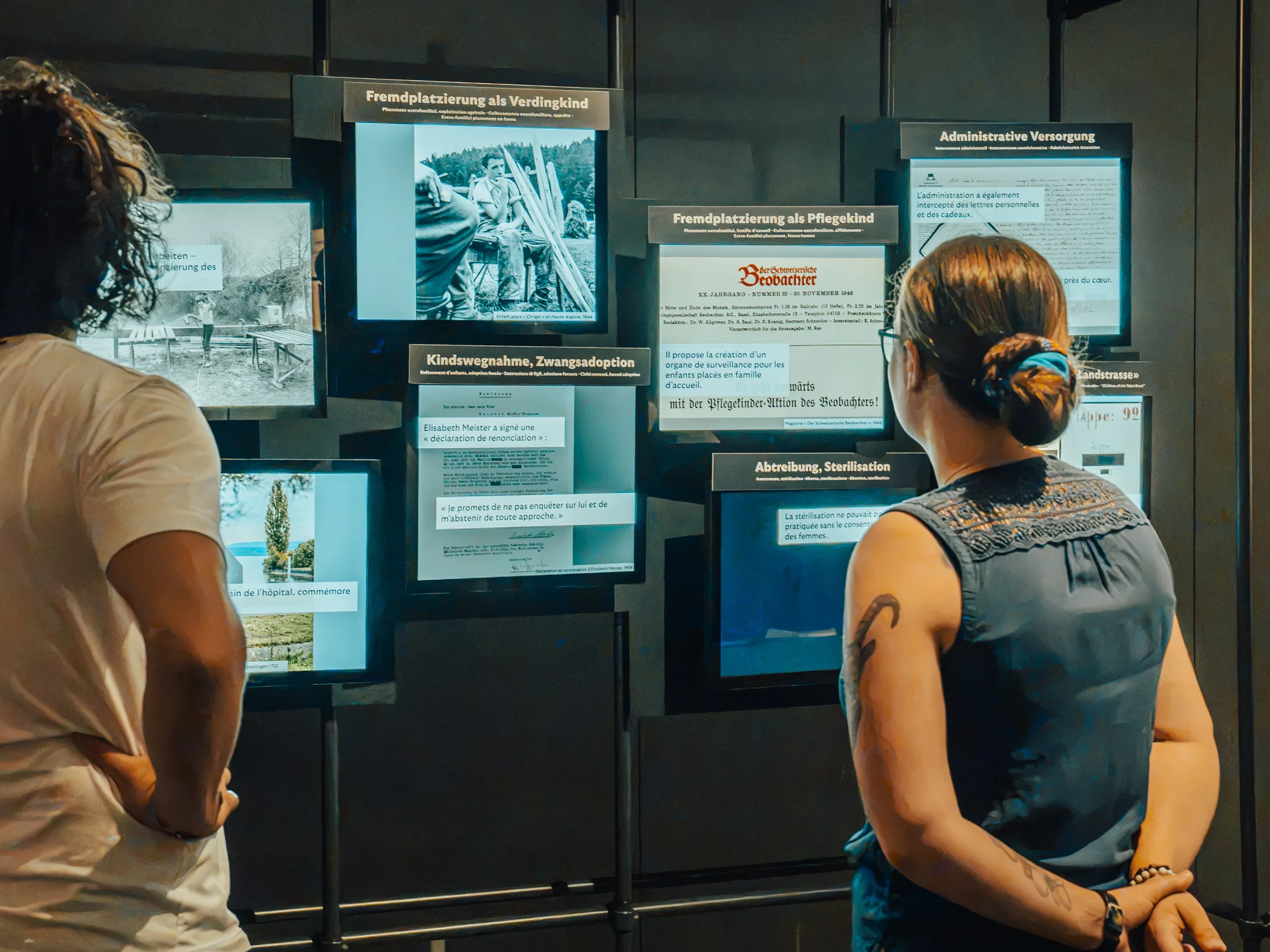 Personen schauen auf Screens mit Beschreibung der Massnahmen.