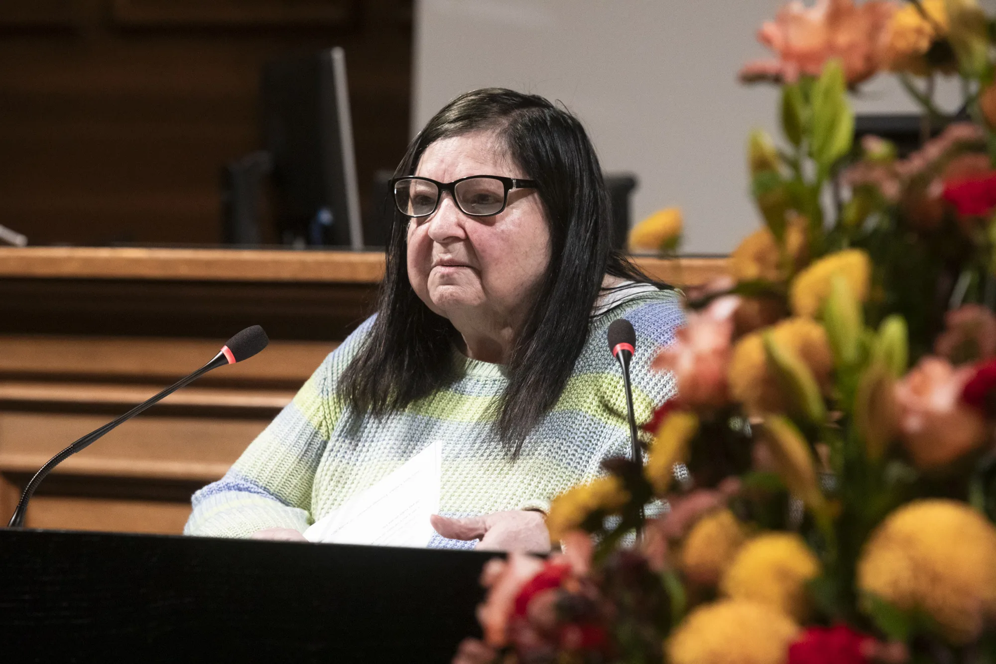 Nelly Schenker an der Eröffnungsrede.