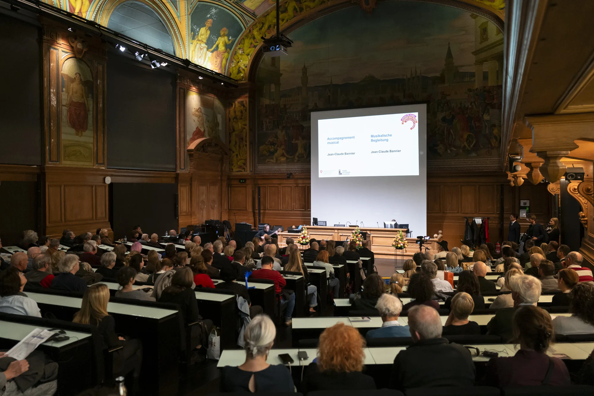 Saal mit Publikum während der Eröffnungszeremonie.