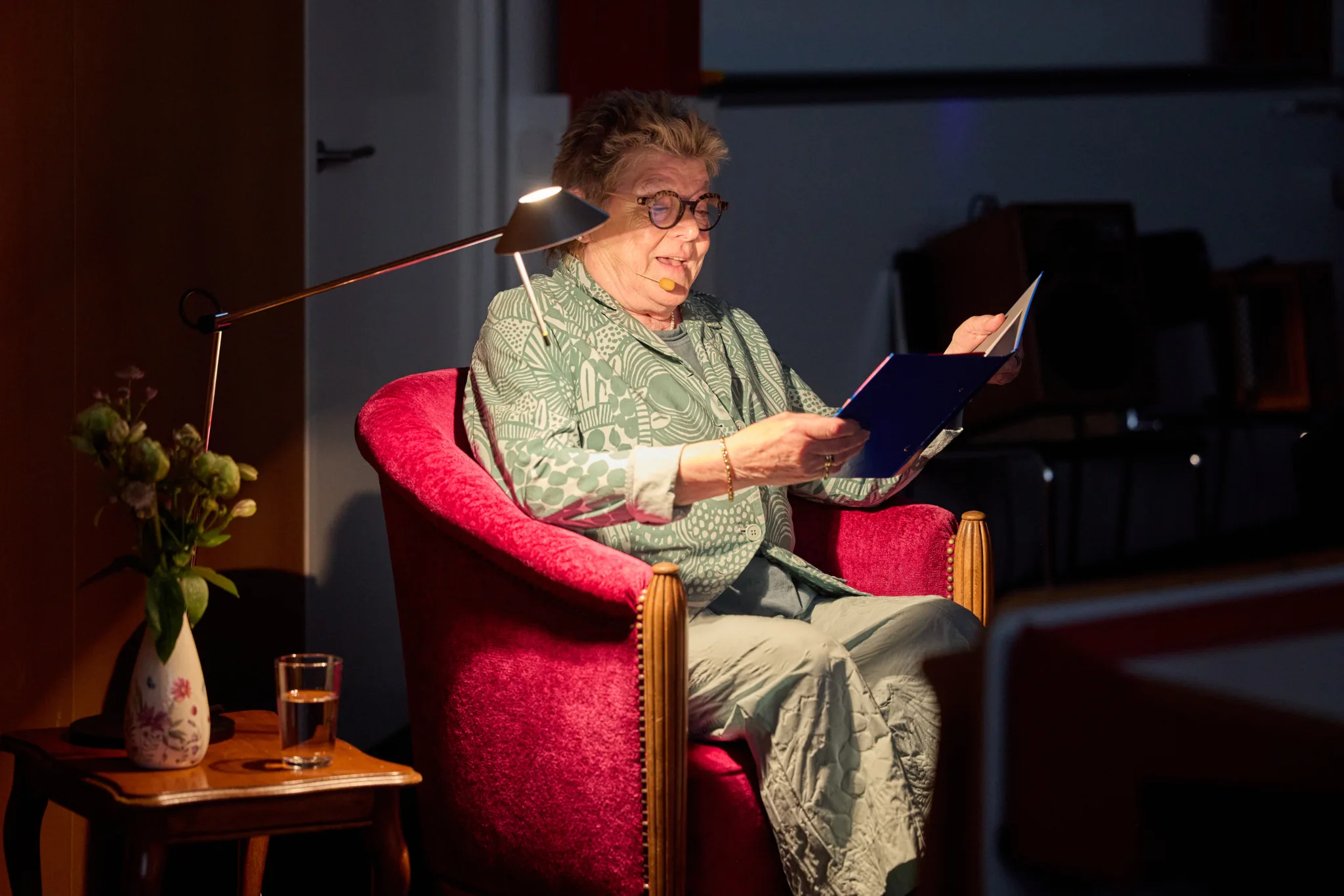 Frau liest aus Buch