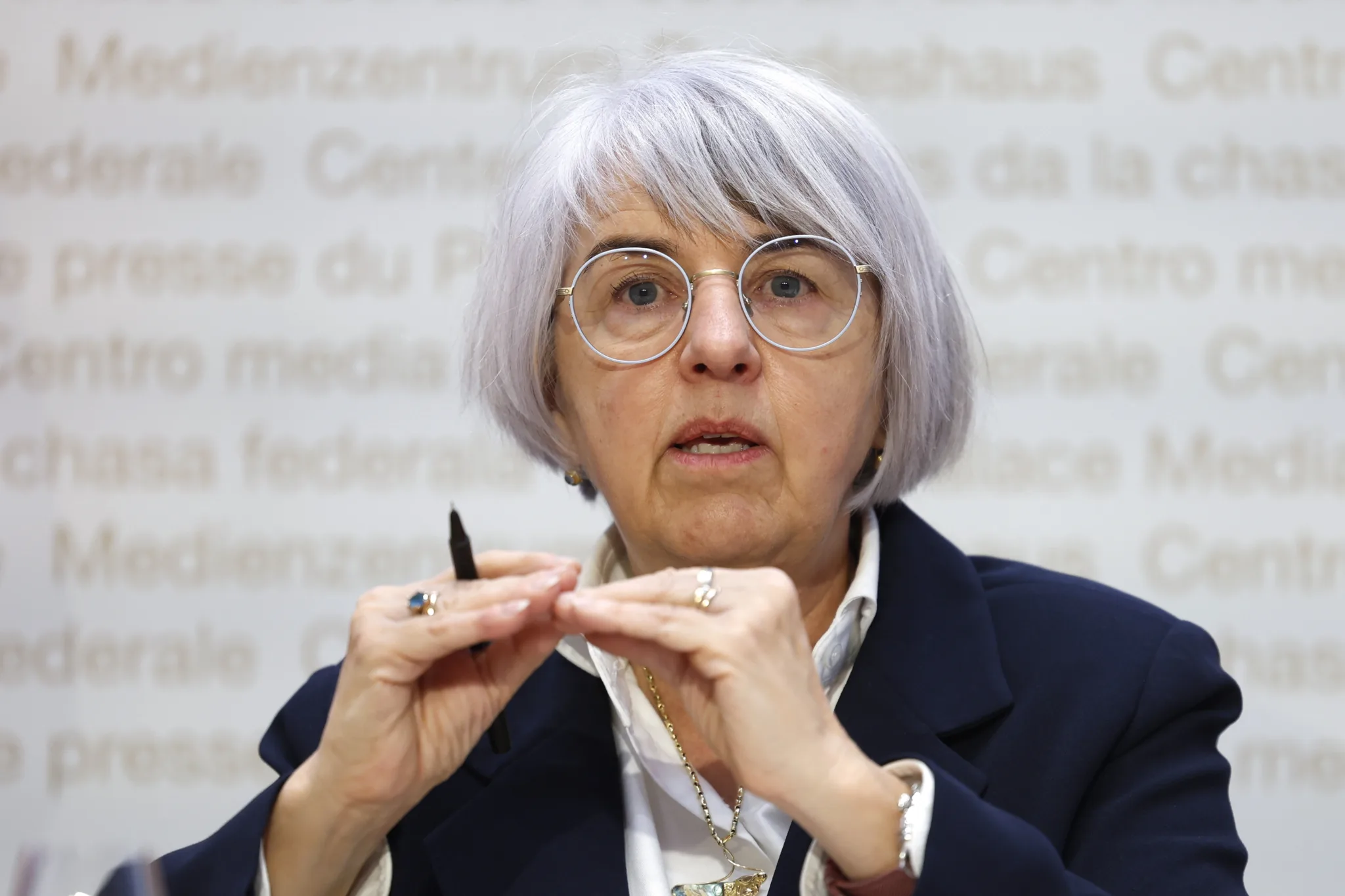 Bundesrätin Elisabeth Baume Schneider spricht an einer Medienkonferenz