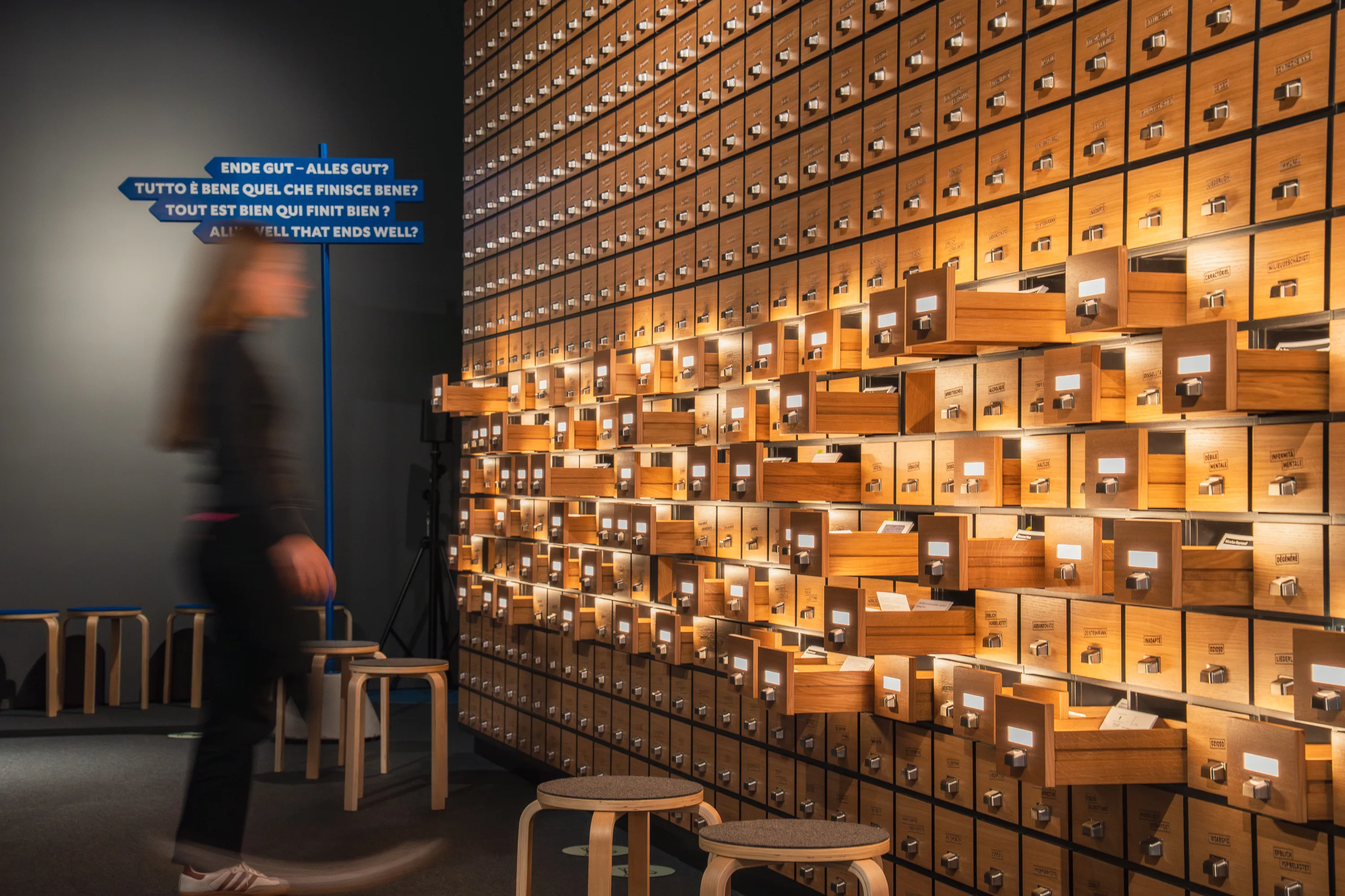 Person in Ausstellung betrachtet Schubladen Mahnmal